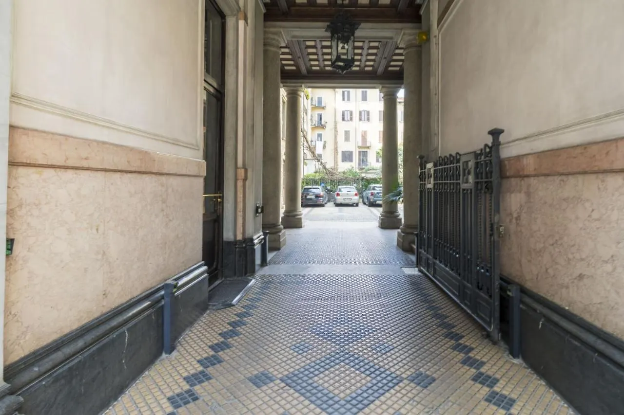 Easylife - Comoda Residenza Con Terrazzino Abitabile In Zona Sant Ambrogio Milano 0*,  Italia